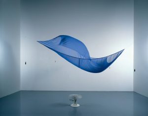Hans Haacke, Blaues Segel, 1964-1965 Blauw zijde, nylon draad, ventilator 275 x 275 cm Collectie FRAC Grand Large – Hauts-de-France, Duinkerke Foto Wolfgang Neeb