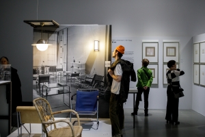 Bezoekers bij Nederland-Bauhaus in Museum Boijmans Van Beuningen in Rotterdam. Februari 2019. Foto: Aad Hoogendoorn.