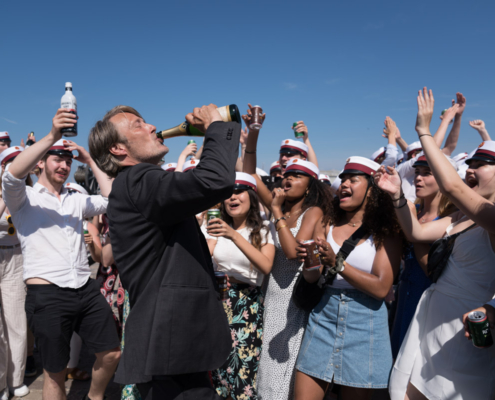 Mads Mikkelsen drinkt champagne in Another Round