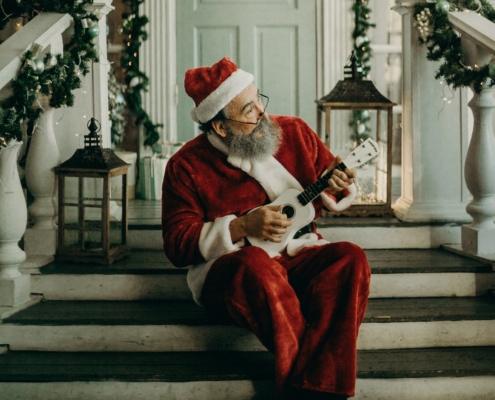 Kerstman speelt gitaar