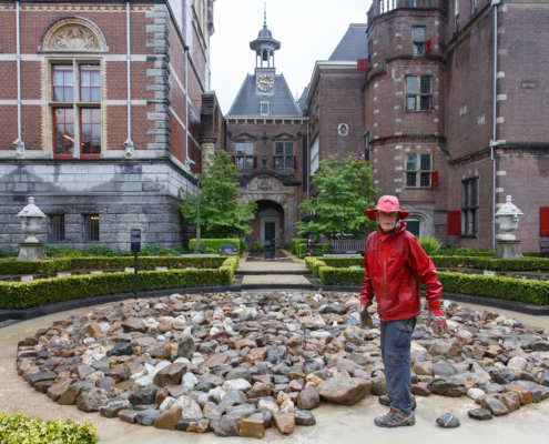 Richard Long working on Maas Riverstones Circle, 2023. Foto Rijksmuseum, Kelly Schenk.