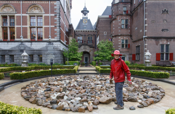Richard Long working on Maas Riverstones Circle, 2023. Foto Rijksmuseum, Kelly Schenk.