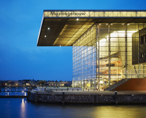 Muziekgebouw aan 't IJ - zijaanzicht avond (foto Erik van Gurp) 3 + nieuw logo_klein