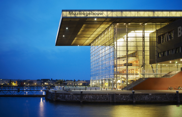 Muziekgebouw aan 't IJ - zijaanzicht avond (foto Erik van Gurp) 3 + nieuw logo_klein